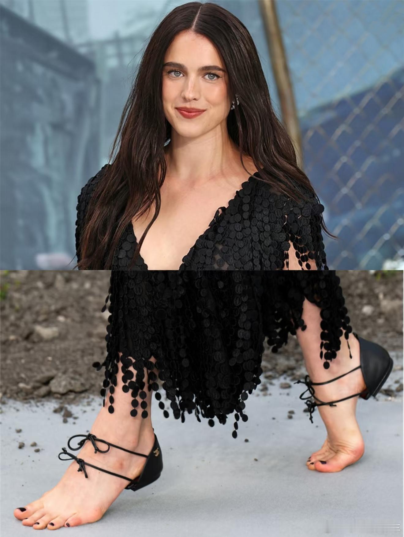 女星穿香奈儿无底鞋脚掌变黑 Margaret Qualley穿香奈儿无底绑带鞋走