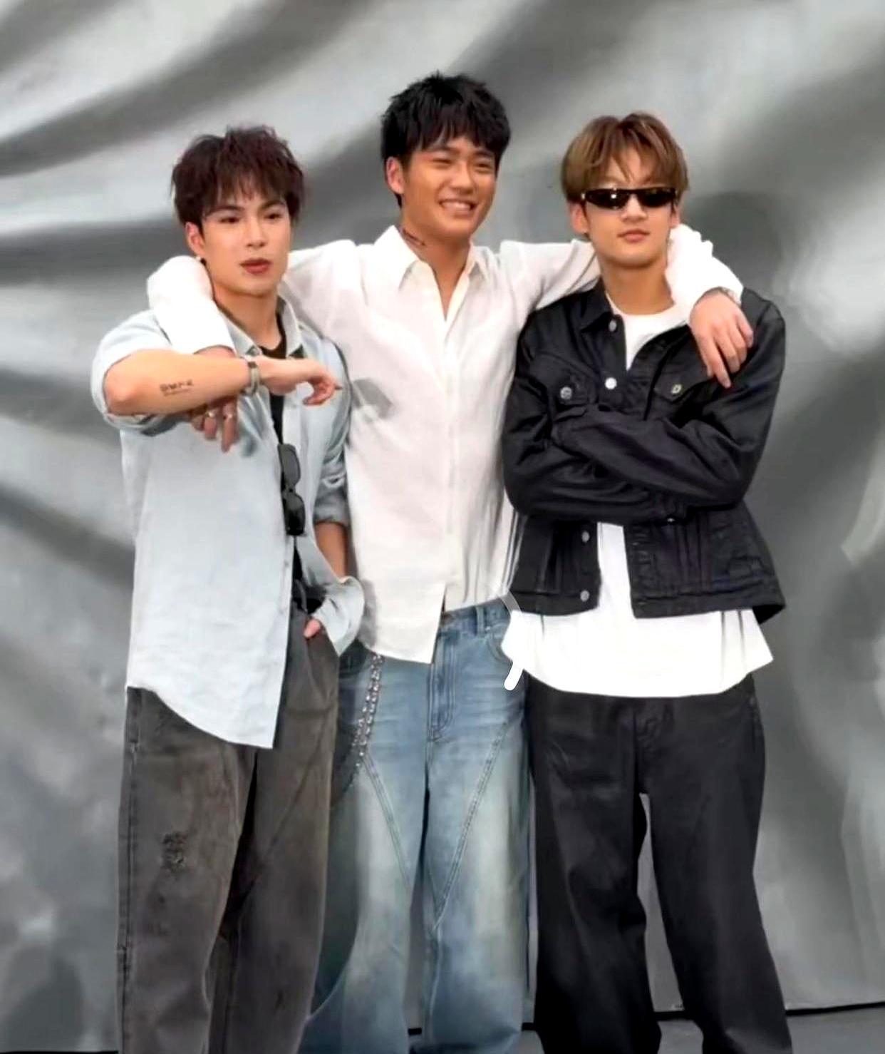 近日，王中磊儿子王元也、邹市明儿子邹明轩、曹格儿子joe同聚亮相活动 