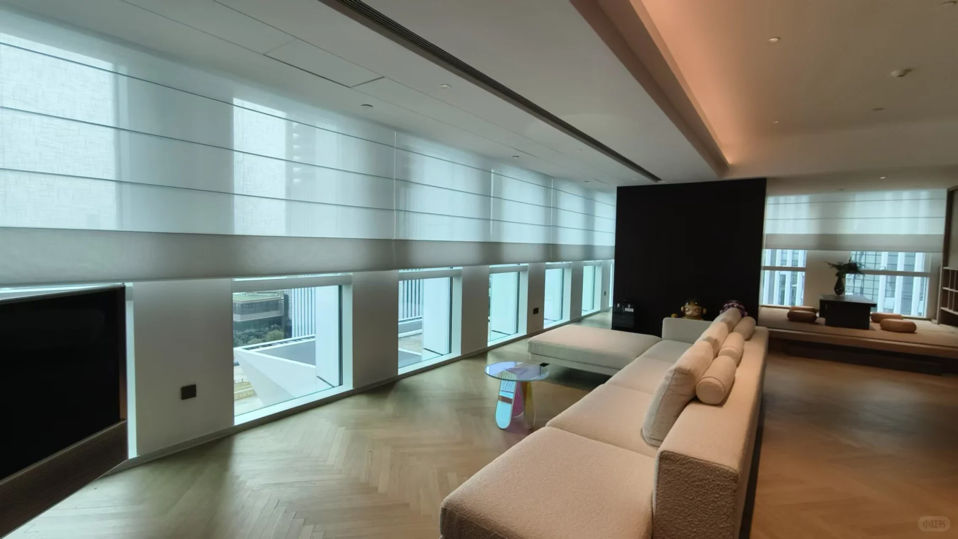 14米长的客厅落地窗，做电动罗马帘，绝了