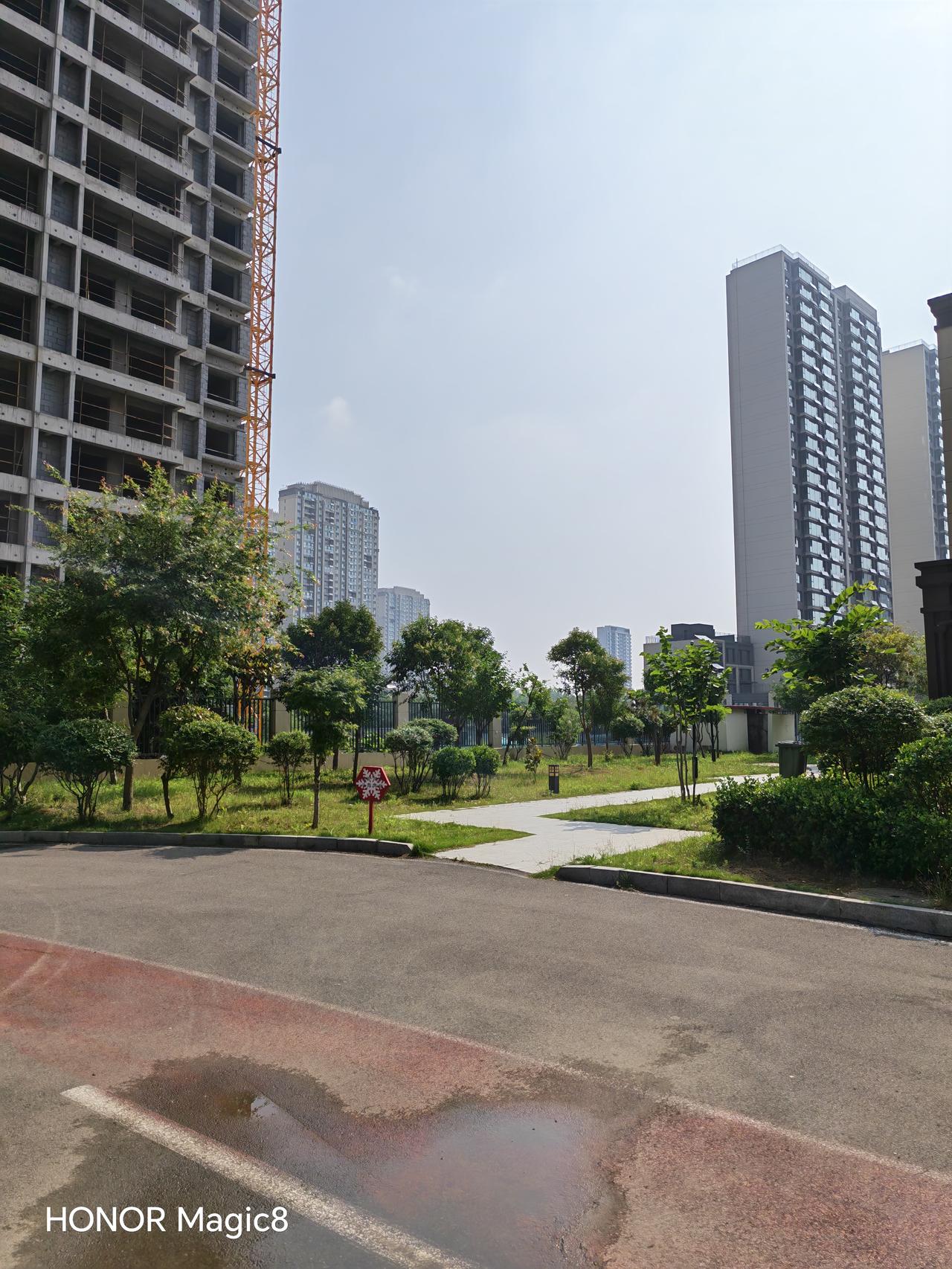 也不算是美景，就是蓝天白云的普通景色，看见了就想拍一下。