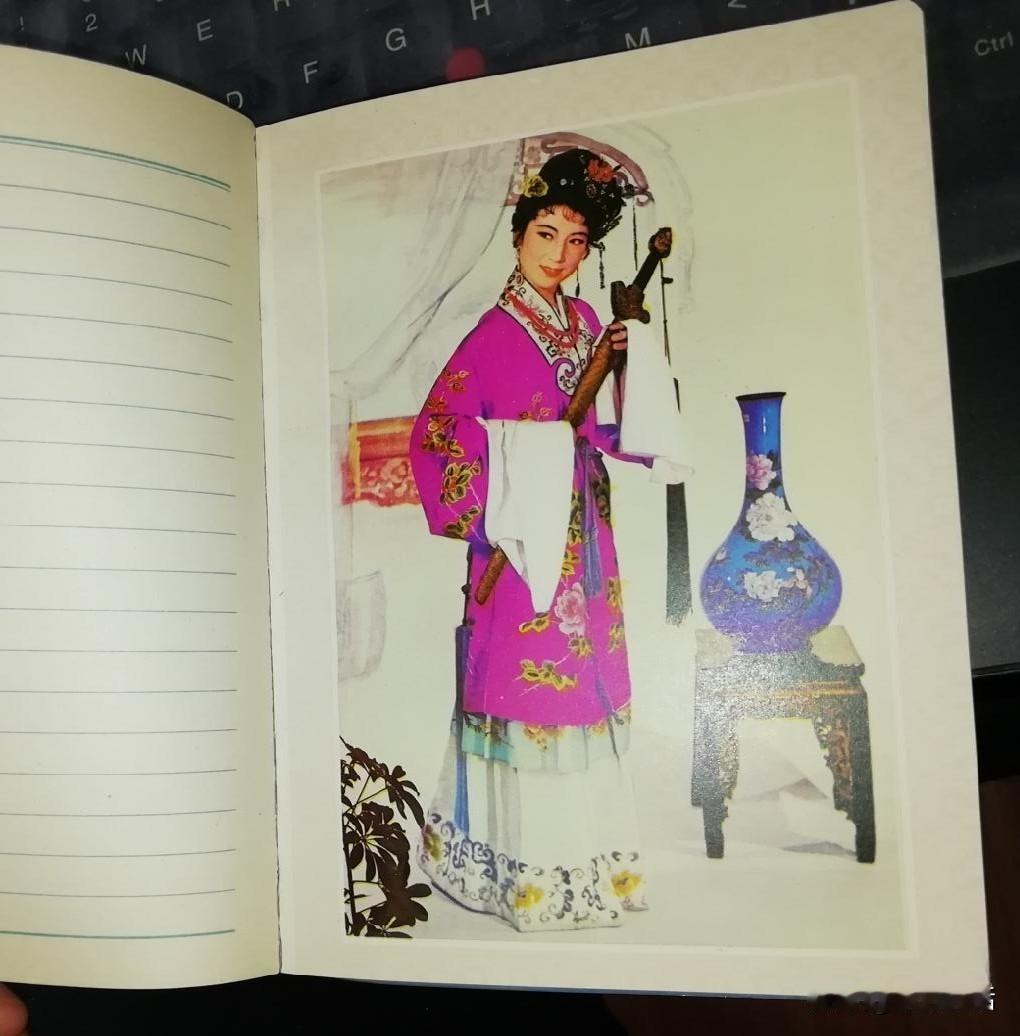 梁东方
我坐在夜里开着台灯的阳台上，将白天骑车漫游的印象，记录在小本上。这是旅行