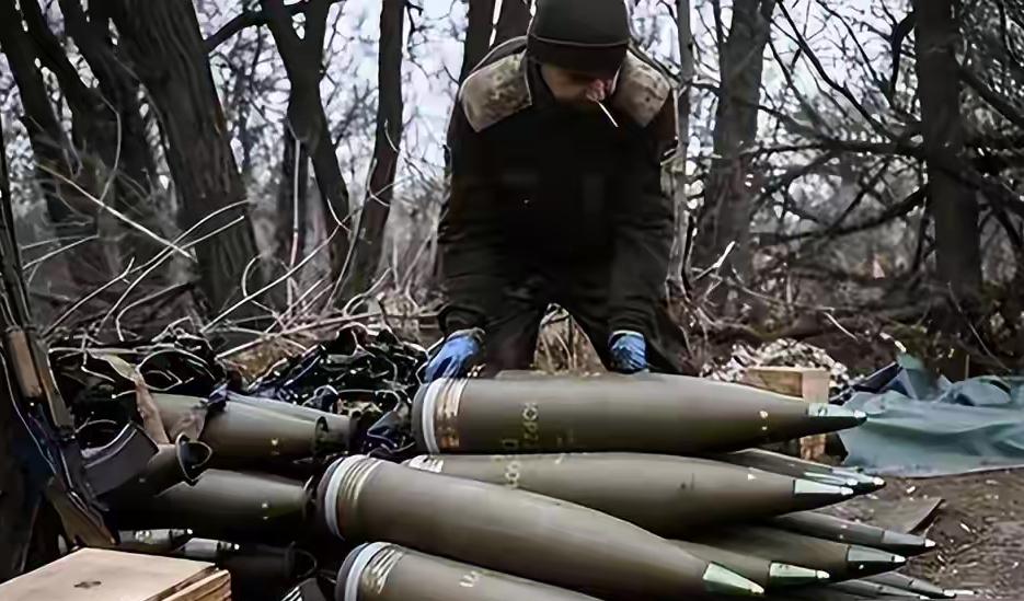乌军由于火炮数量根本不够看所以组织不了大规模的反攻，这也是由于美国重心转移的原因
