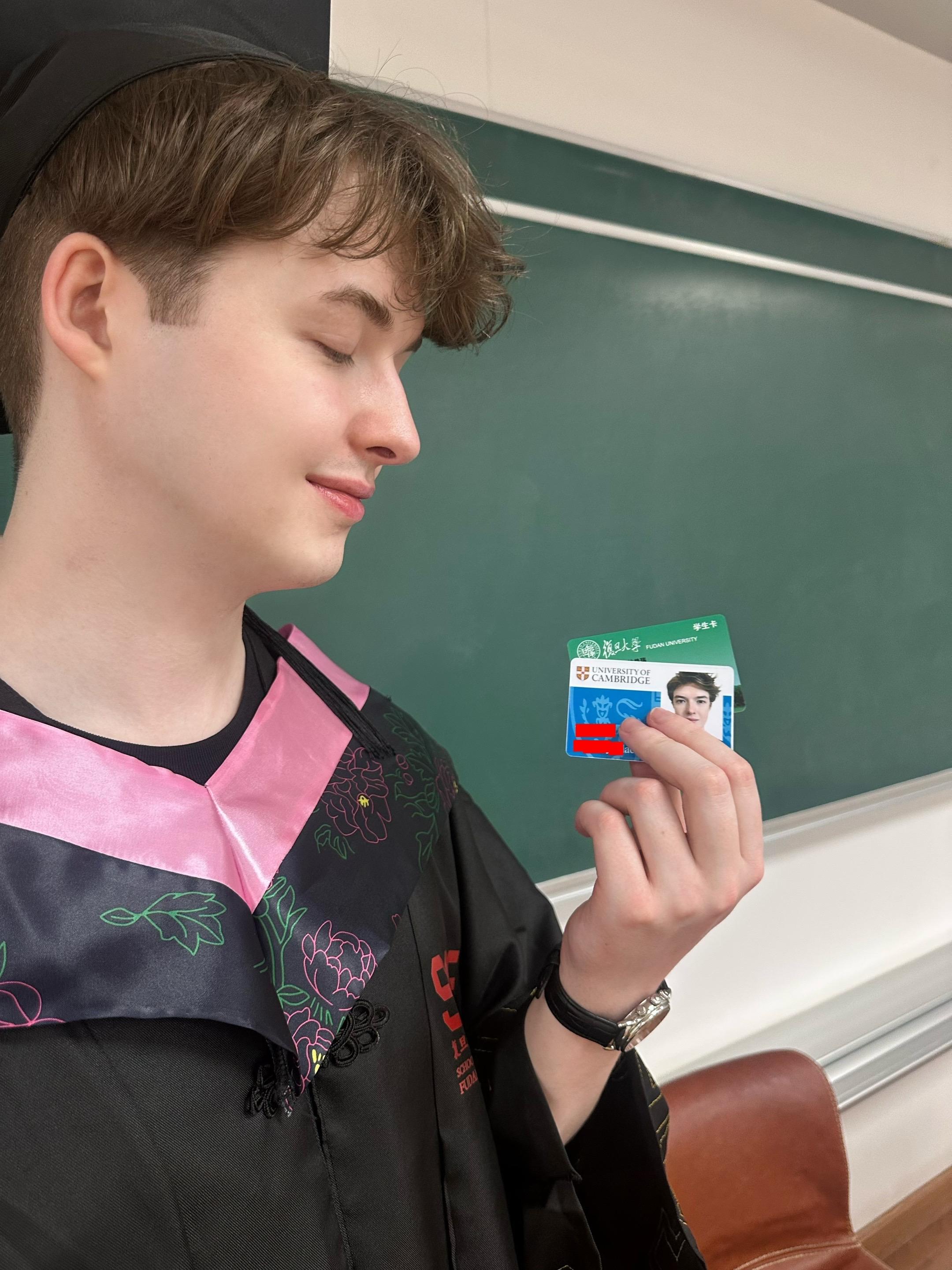 congratulation!!!🎉。恭喜你小子，又可以当外交官又可...