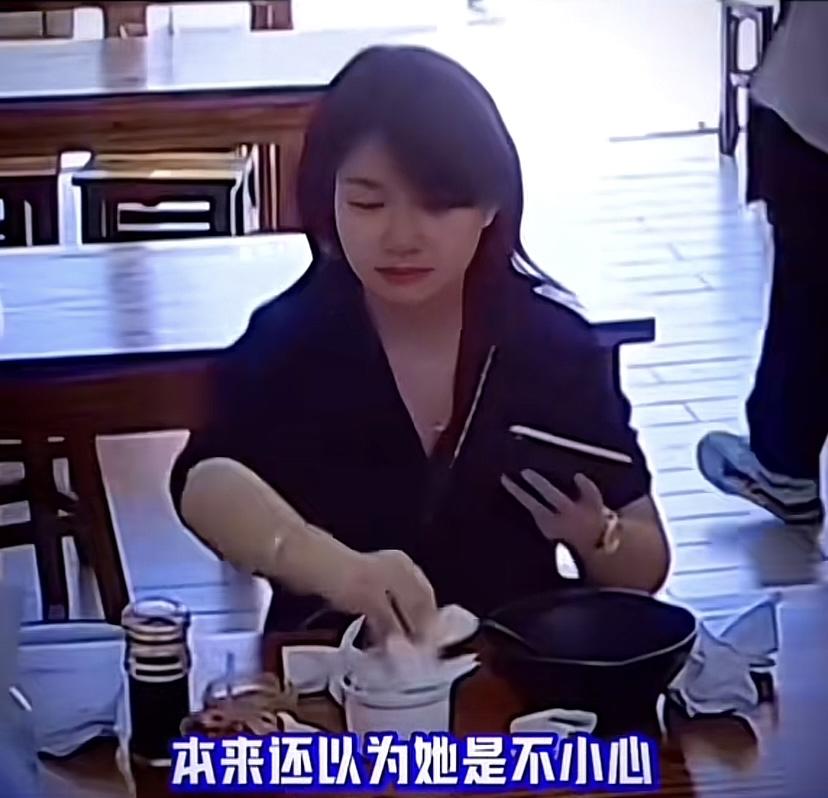 上海鼻涕姐事件折射出一个社会道理，有钱有文化的年轻人不一定素质高，根本原因是从小