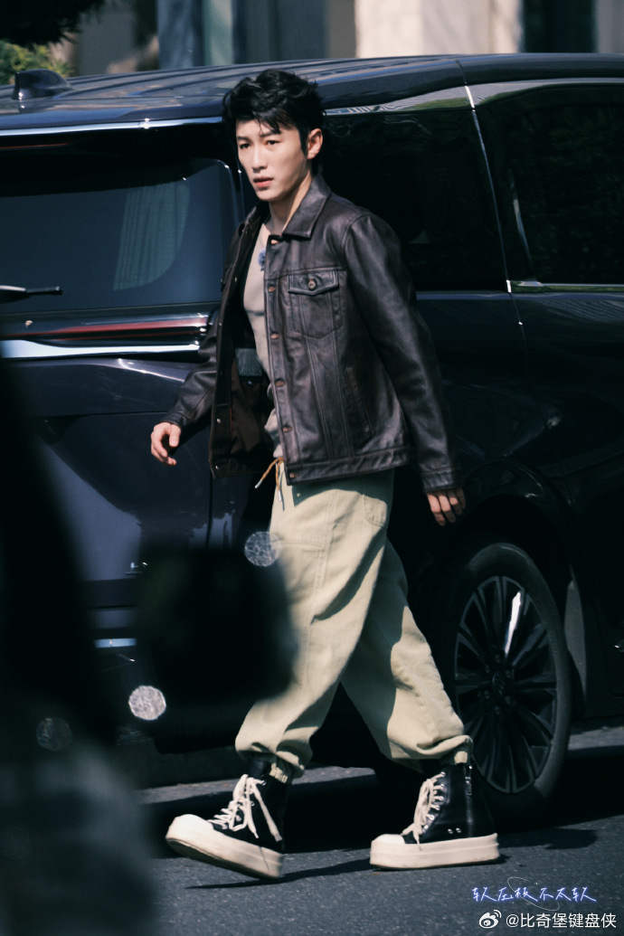 只有代旭才能给裴轸售后 不用刻意扮演，代旭往那一站就是裴轸本人！温和儒雅、真诚认