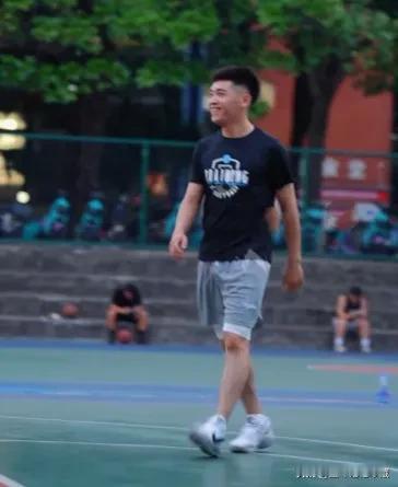 身穿灰色运动短裤的自贡交警陈俊这硬实力也一般啊！在篮球场地打篮球的陈俊，一身休闲