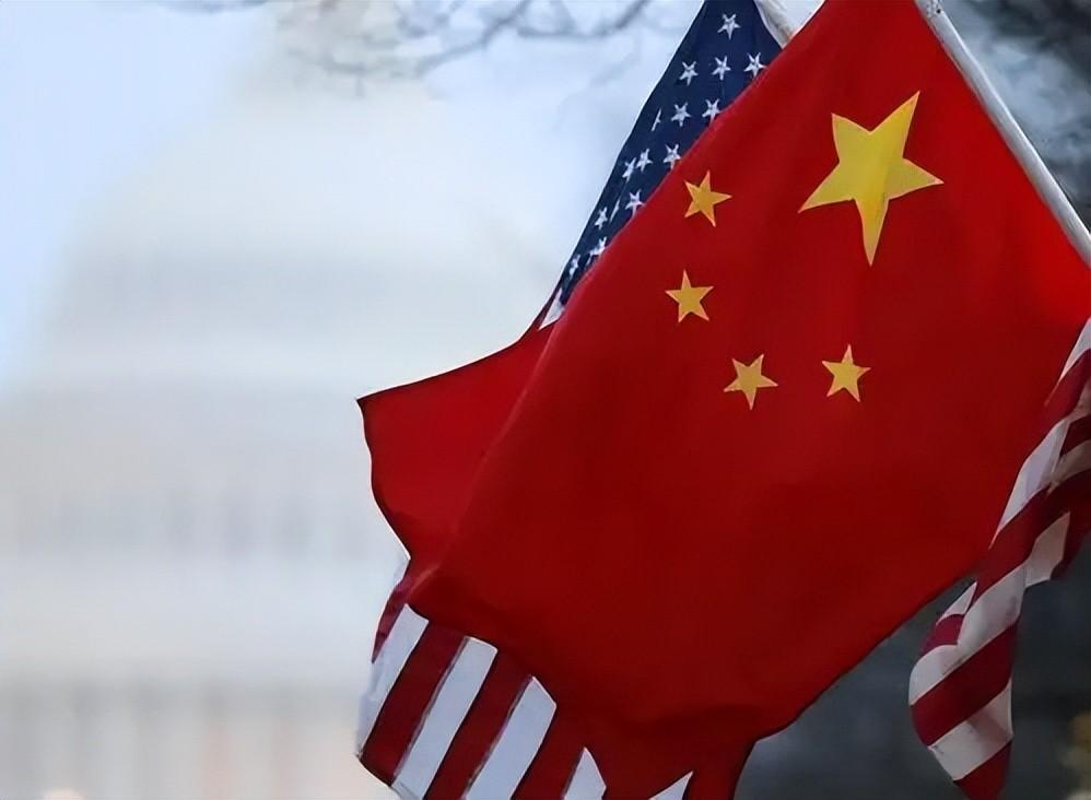 五一假期北京突然火了一个小众打卡地，就在首都机场边上的西湖园草坪！

一下子挤满
