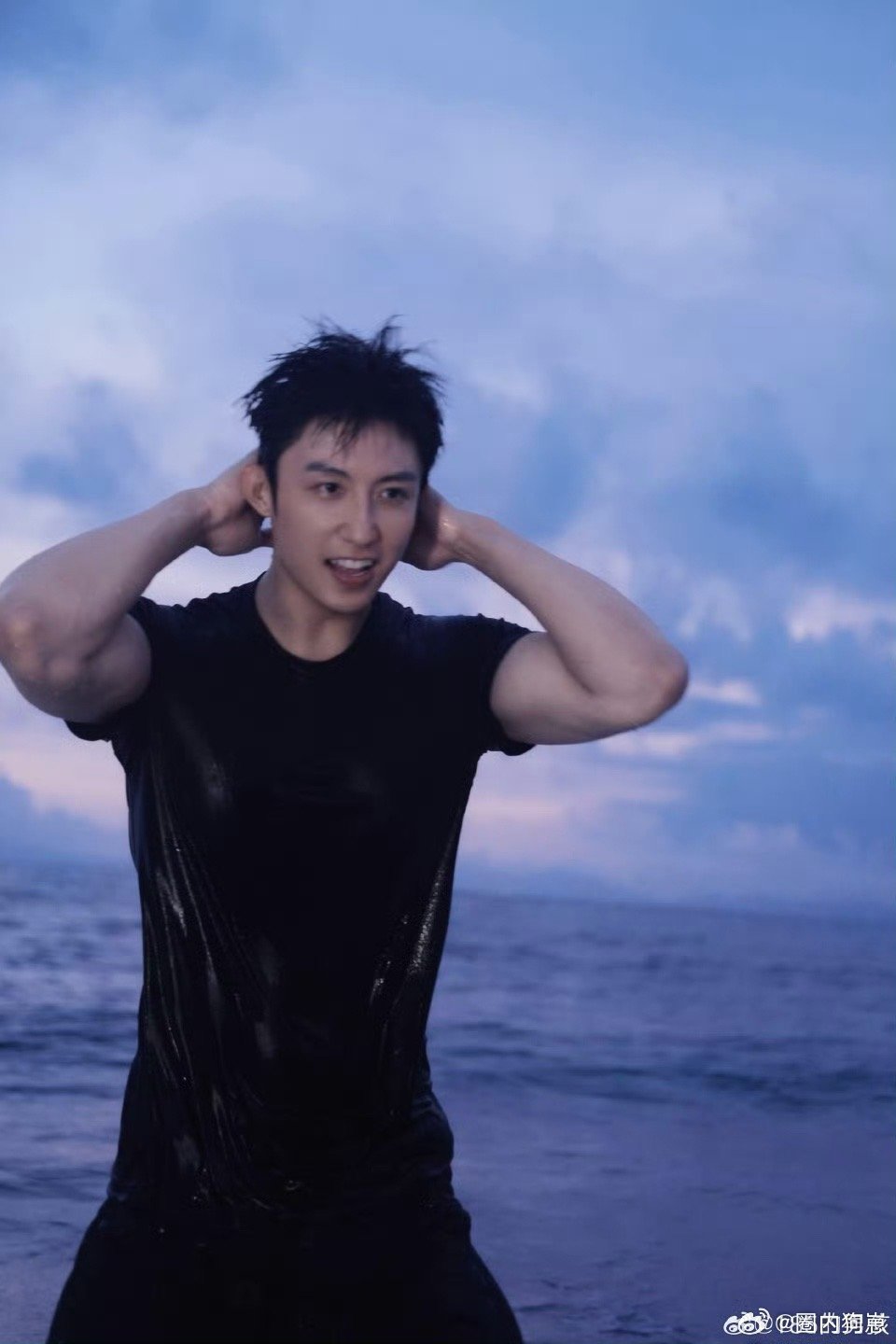 黄景瑜3D建模身材 黄景瑜这身材简直是天生的衣架子！穿什么都挺拔有型，肌肉线条在