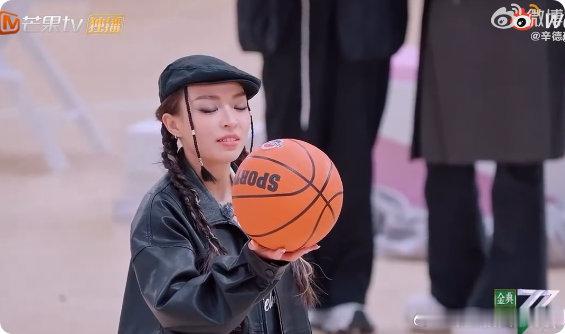 VaVa求库里上身乘风2025激烈的选曲现场，吴宣仪团和王珞丹团对《风月》志在必