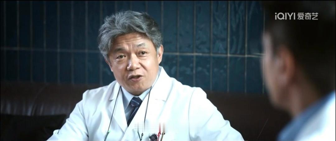 当代年轻人连喝水都要人管看《问心2》林逸忙到一整天忘了喝水，还好有方筱然贴心递上