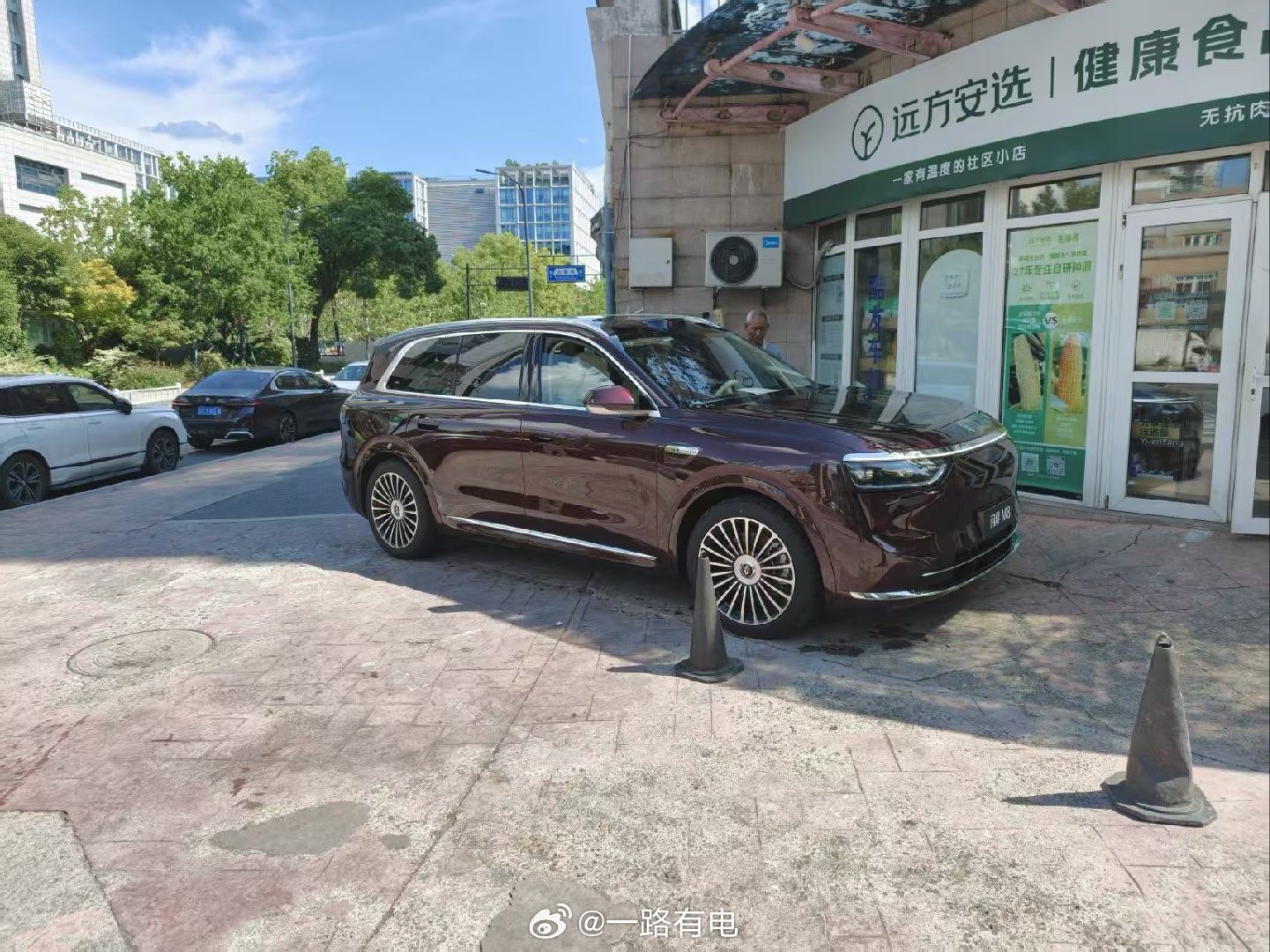 今天天气真好，来给问界m8洗个车 
