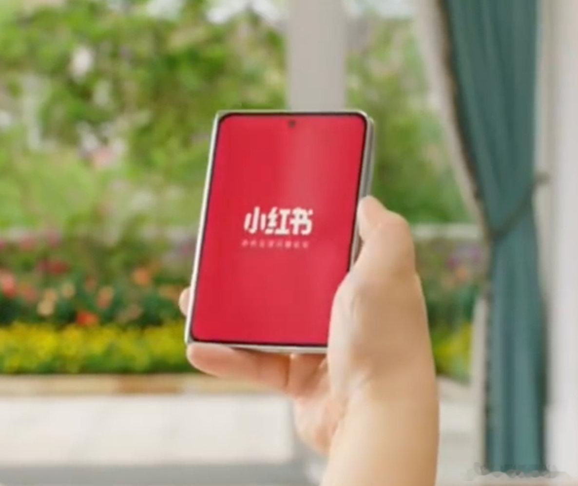 华为 Pura X Max  折叠屏展开态下 7.6 英寸 左右......华为