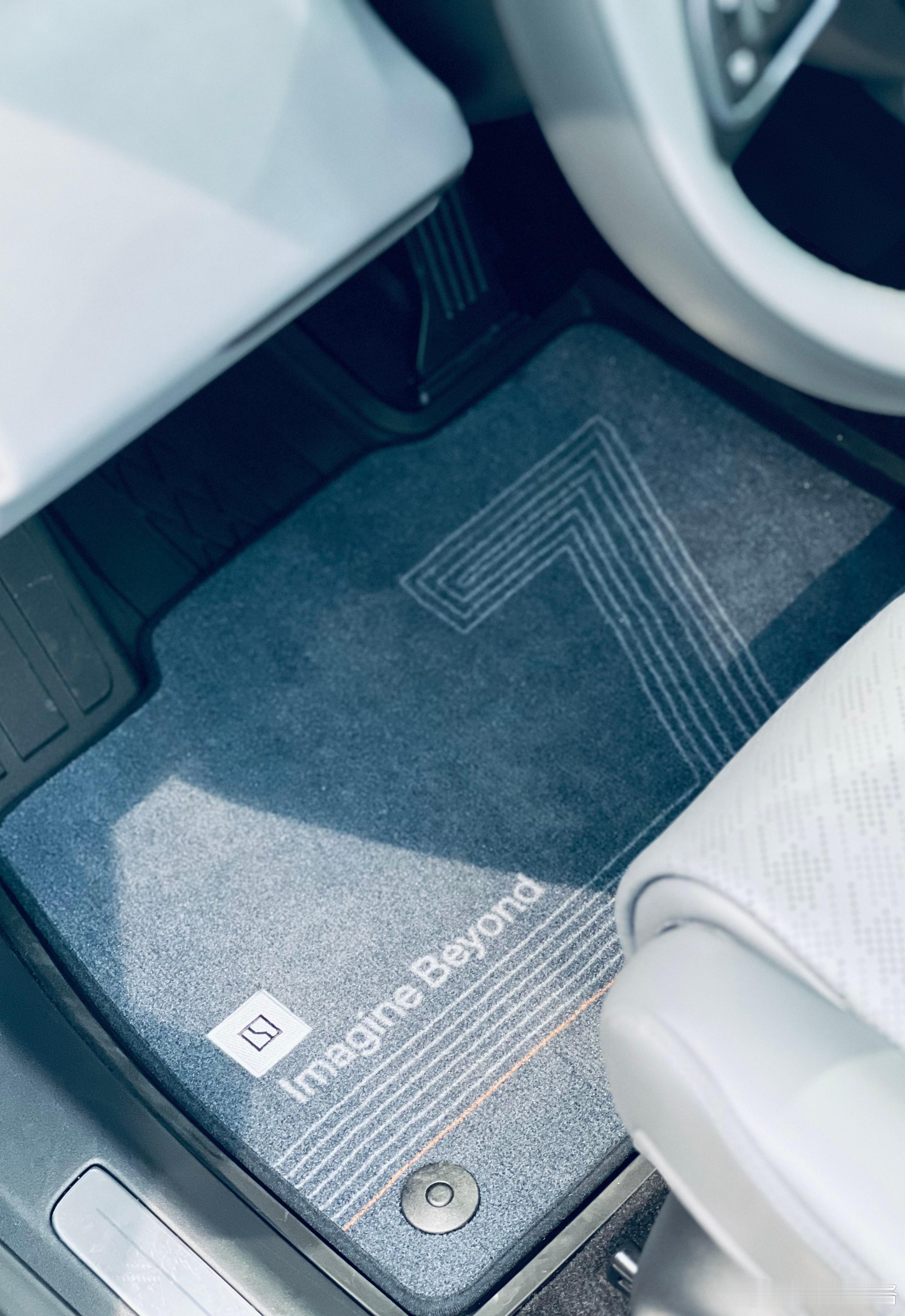 极氪7X这颜色太好看了，这是我成功推荐朋友、粉丝购买的第三辆极氪7X。必须要讲的