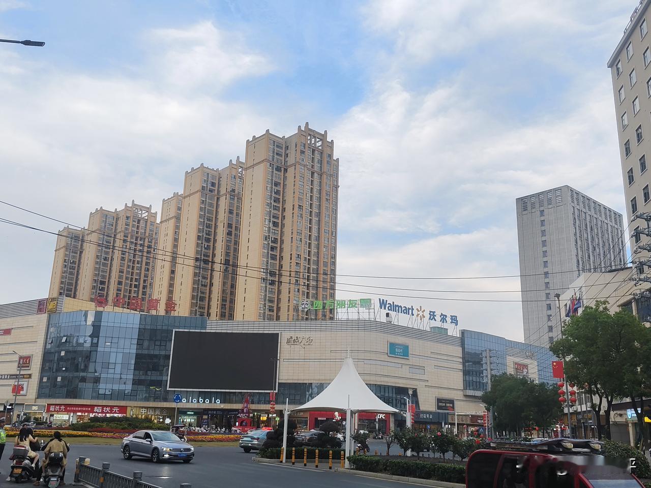 麻城这个小县城建设的非常不错，非常大气，最让我惊讶的是这个县城竟然有沃尔玛超市入
