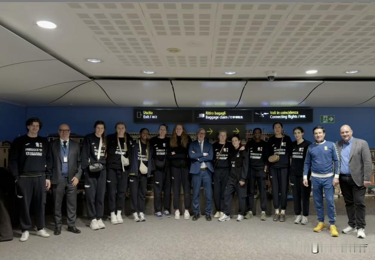 科内利亚诺低调回国，今天凌晨平安抵达意大利🇮🇹朱婷身上这款包包特别显眼，去网