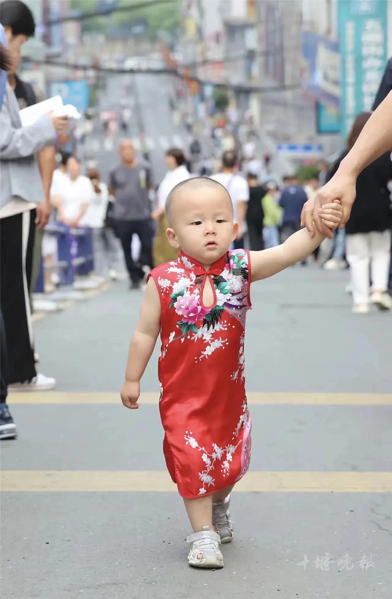 状元及第，状元及“弟”，这送考名场面，那得先有个弟弟，看看这个小弟弟，可爱的让人