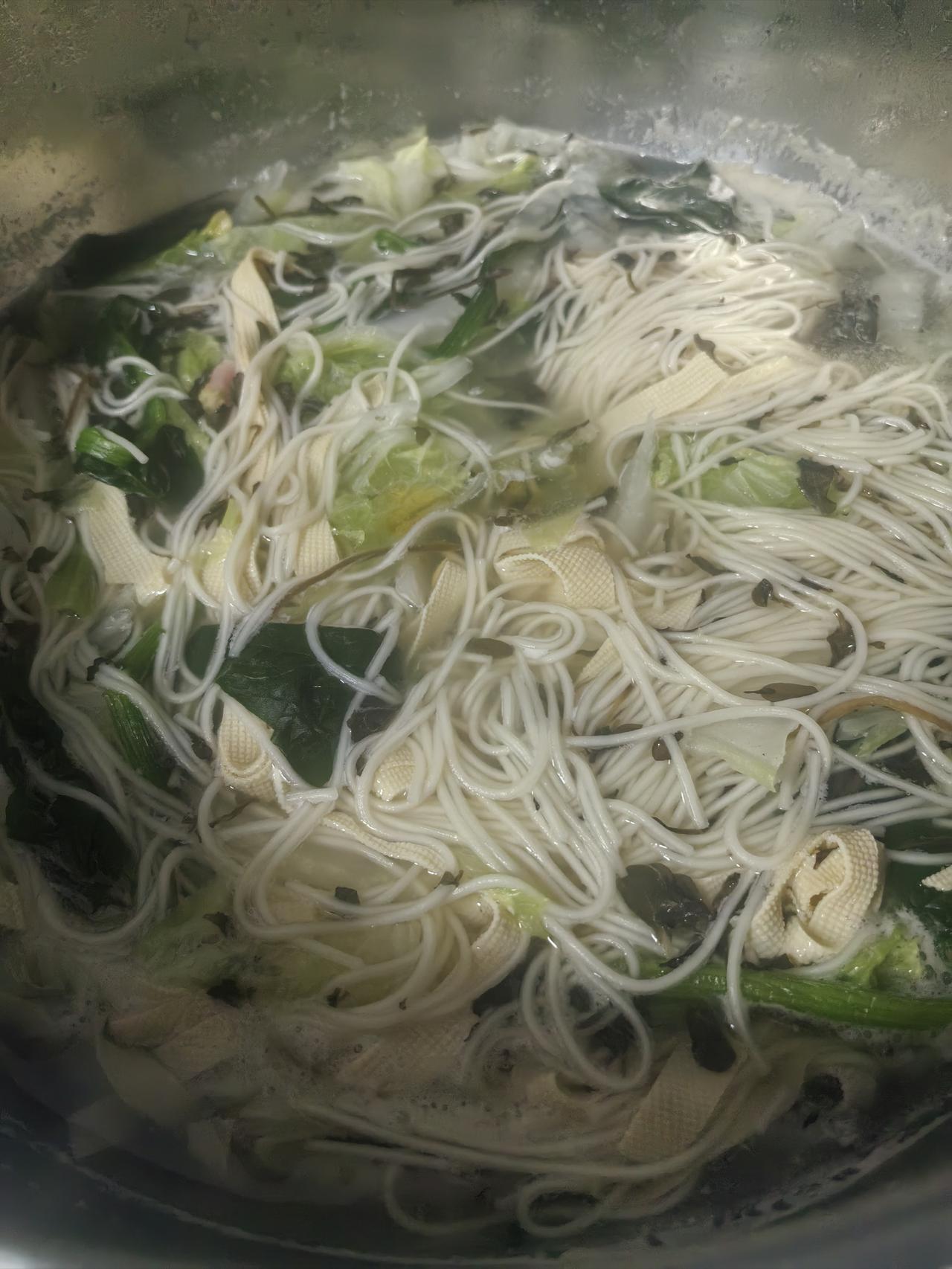 《素食斋》第53天
早餐着急忘记拍，
周末自己素面条。
三菜一面豆腐皮，
刚好一