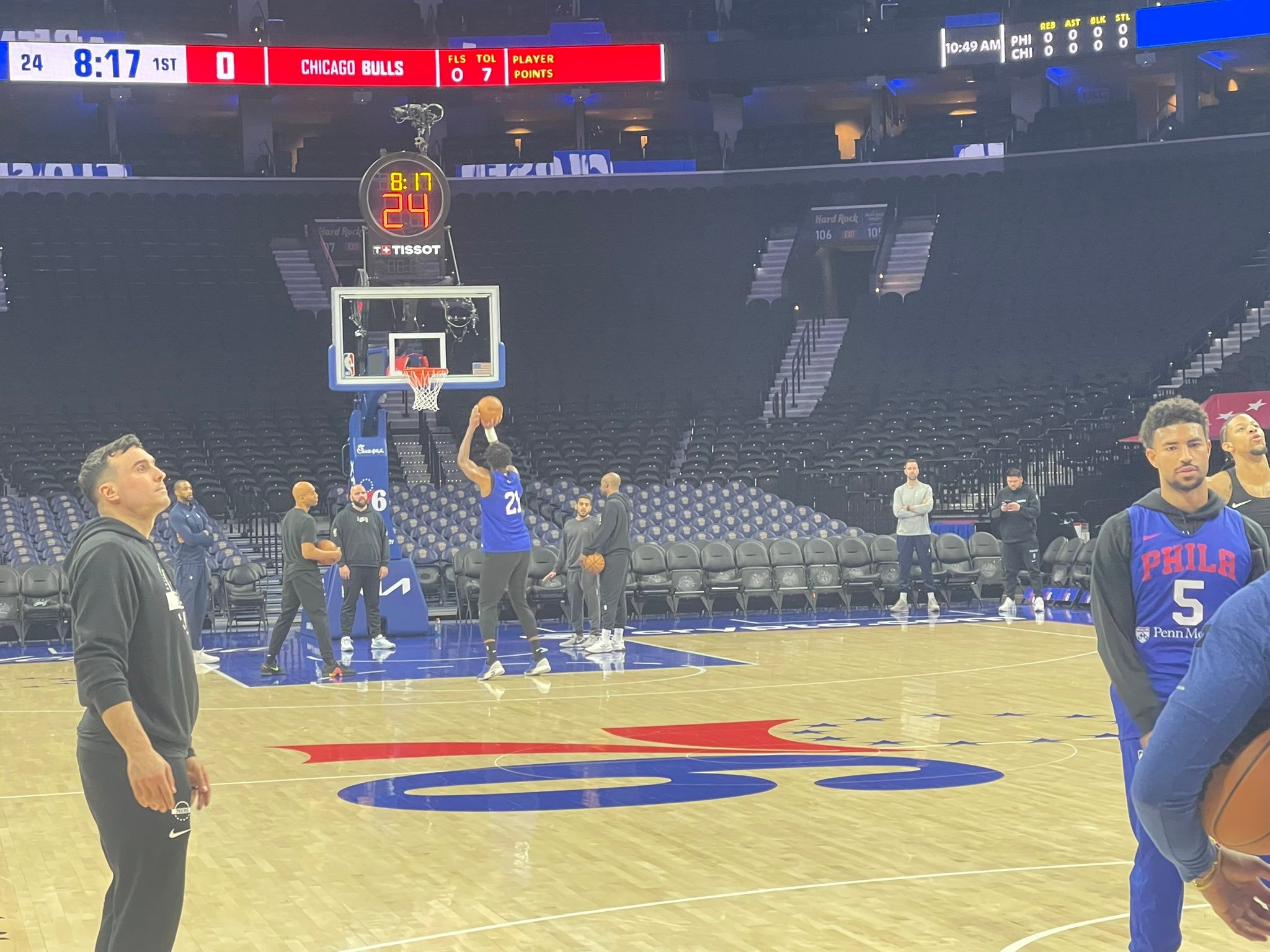 积极备战！在刚刚进行的球队集训，保罗·乔治、乔尔·恩比德和昆廷·格兰姆斯等一众球