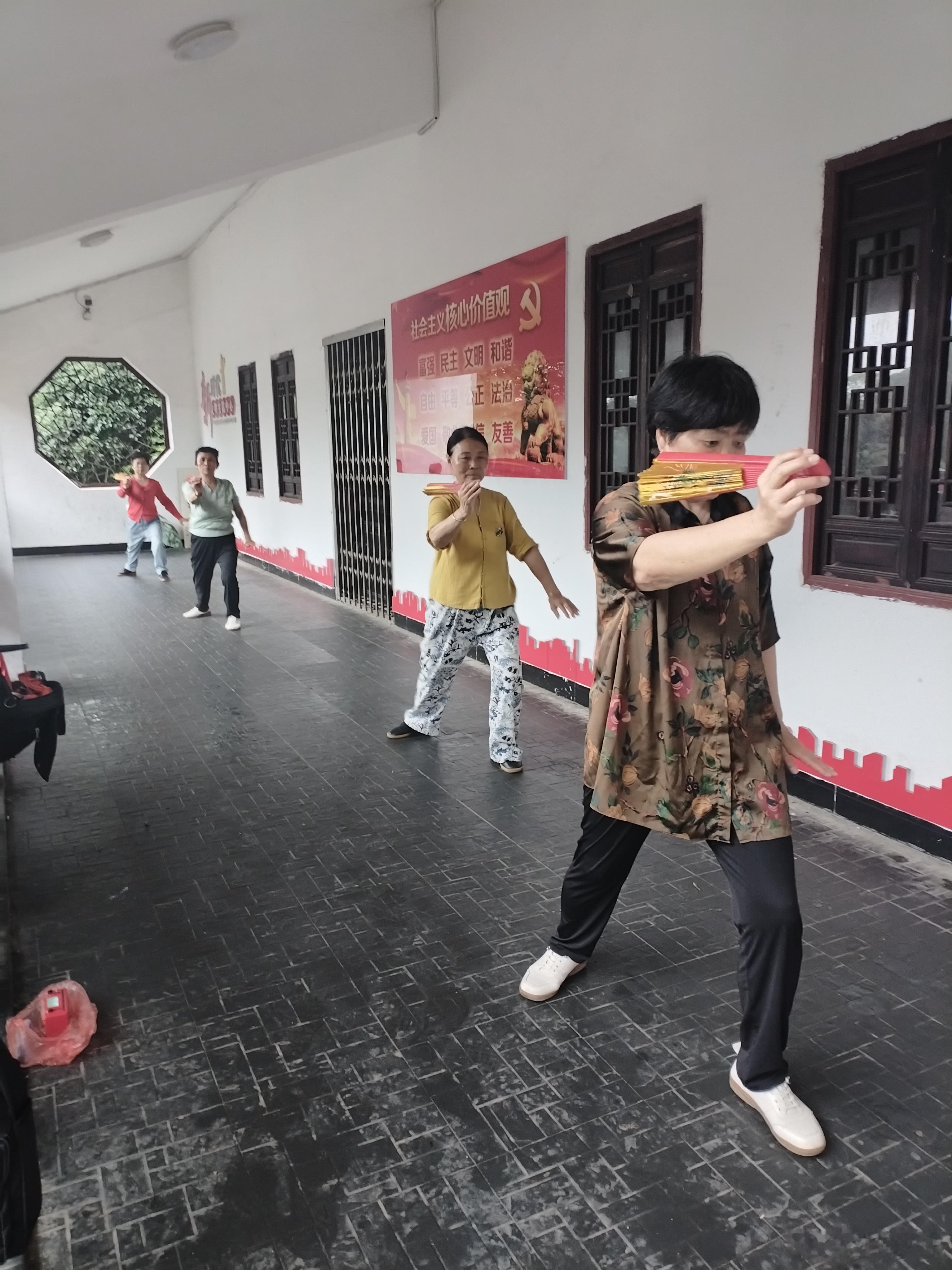 江西省南城县黎明脚步盱江书院坚持锻炼每一天的黎亲们。 