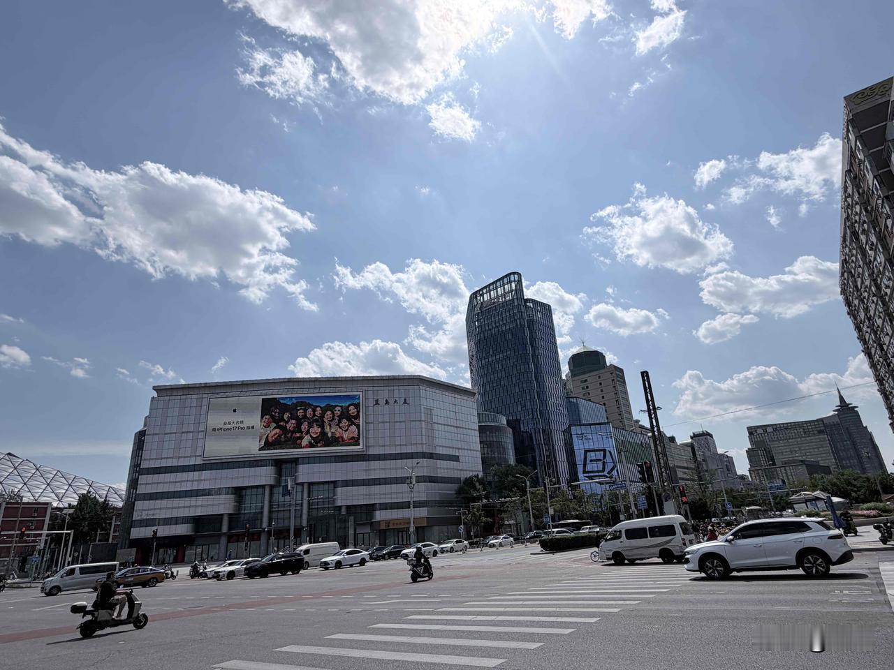 早些年，这里曾是京城热闹繁华的地带，我也时常来这里逛街购物。那时候人声鼎沸，烟火
