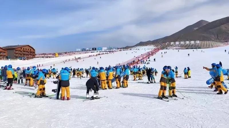 ＃朔州头条＃
          朔州诚邀全国大学生来滑雪
     冰雪塞上，