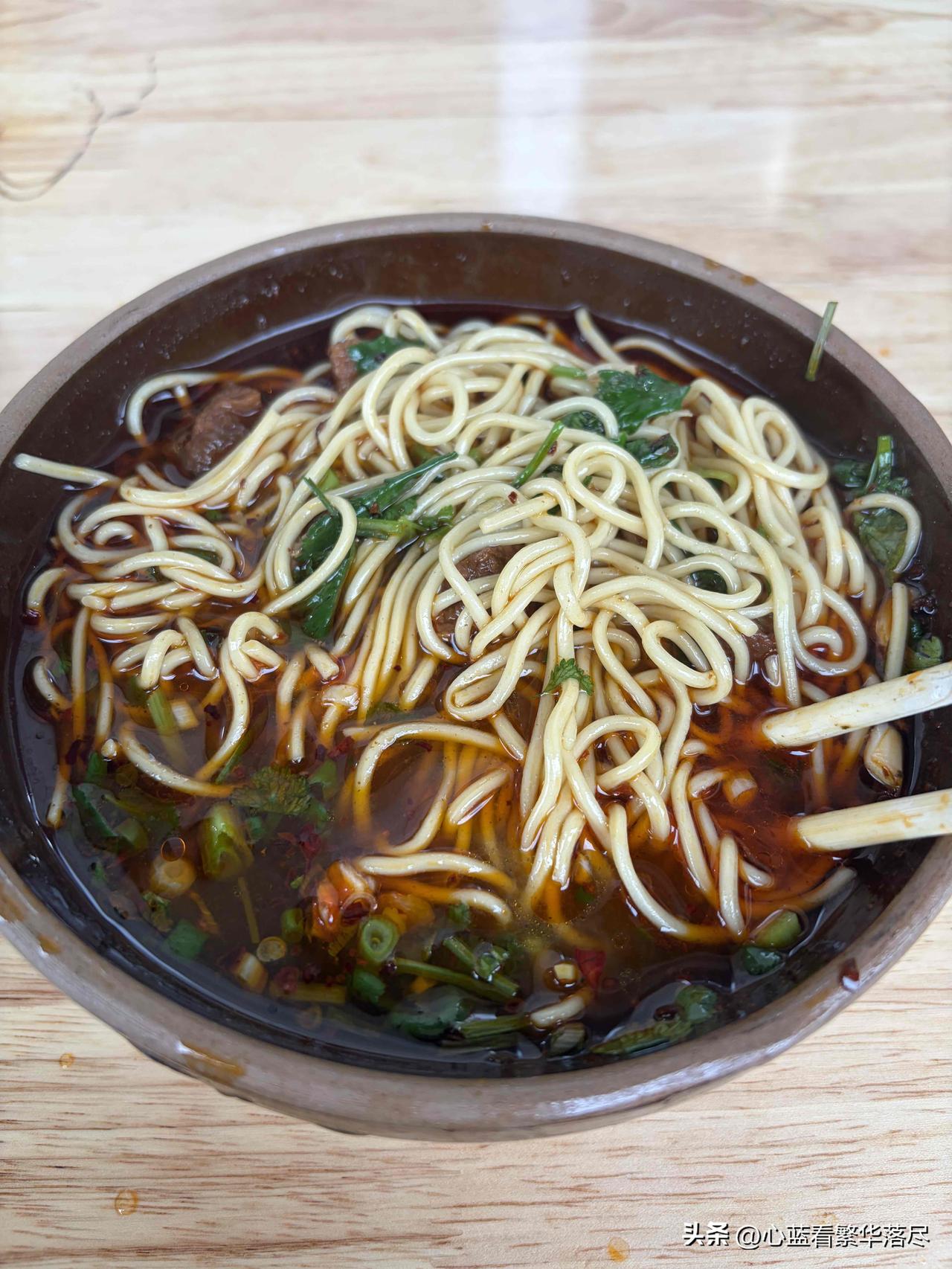 春节期间让人恶心的一幕，正月十一早上去吃了碗牛肉面，等我结完账后，老板却说少付了