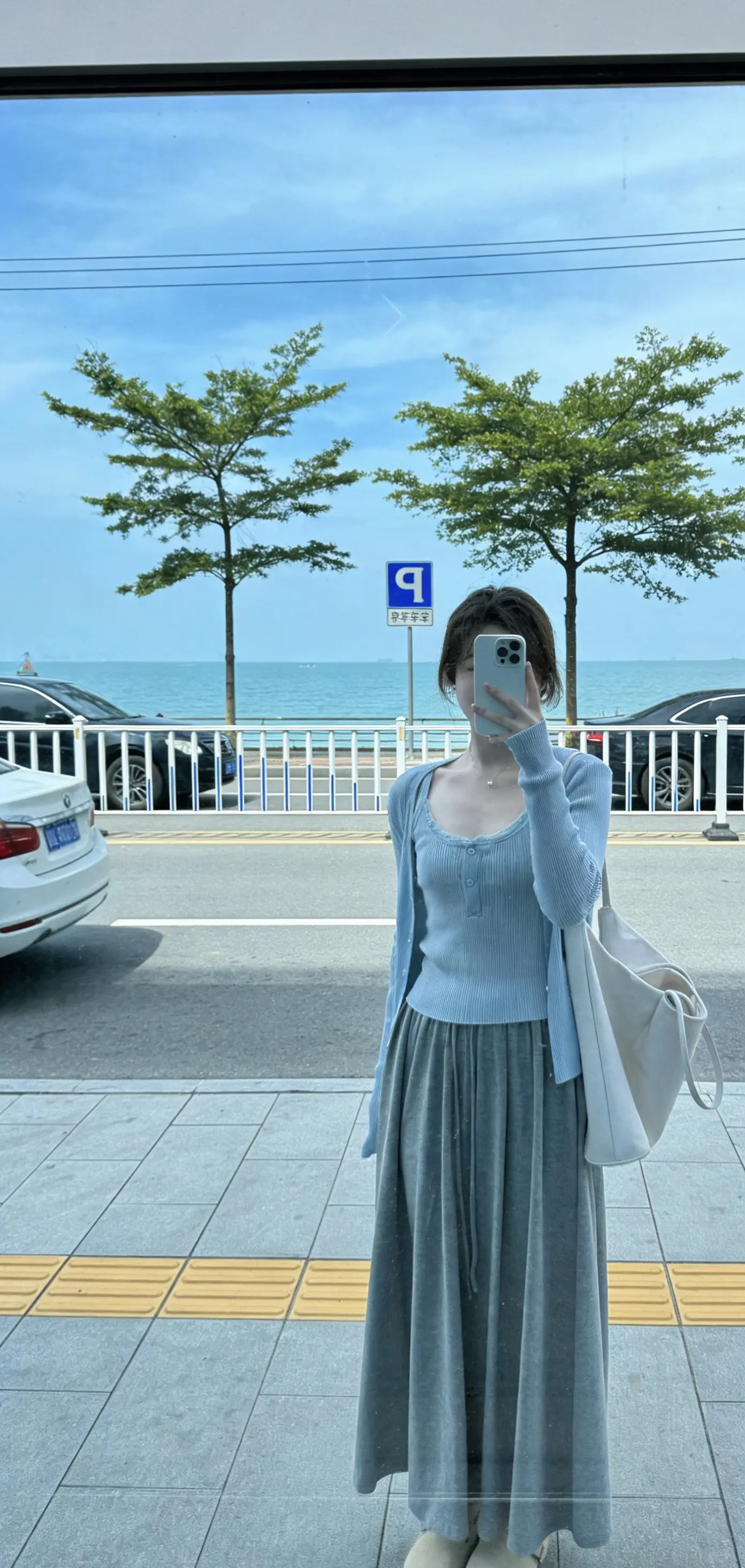 敬往事一杯酒，过去不回头，未来不将就。 往后余生，独自清醒，独自坚强...