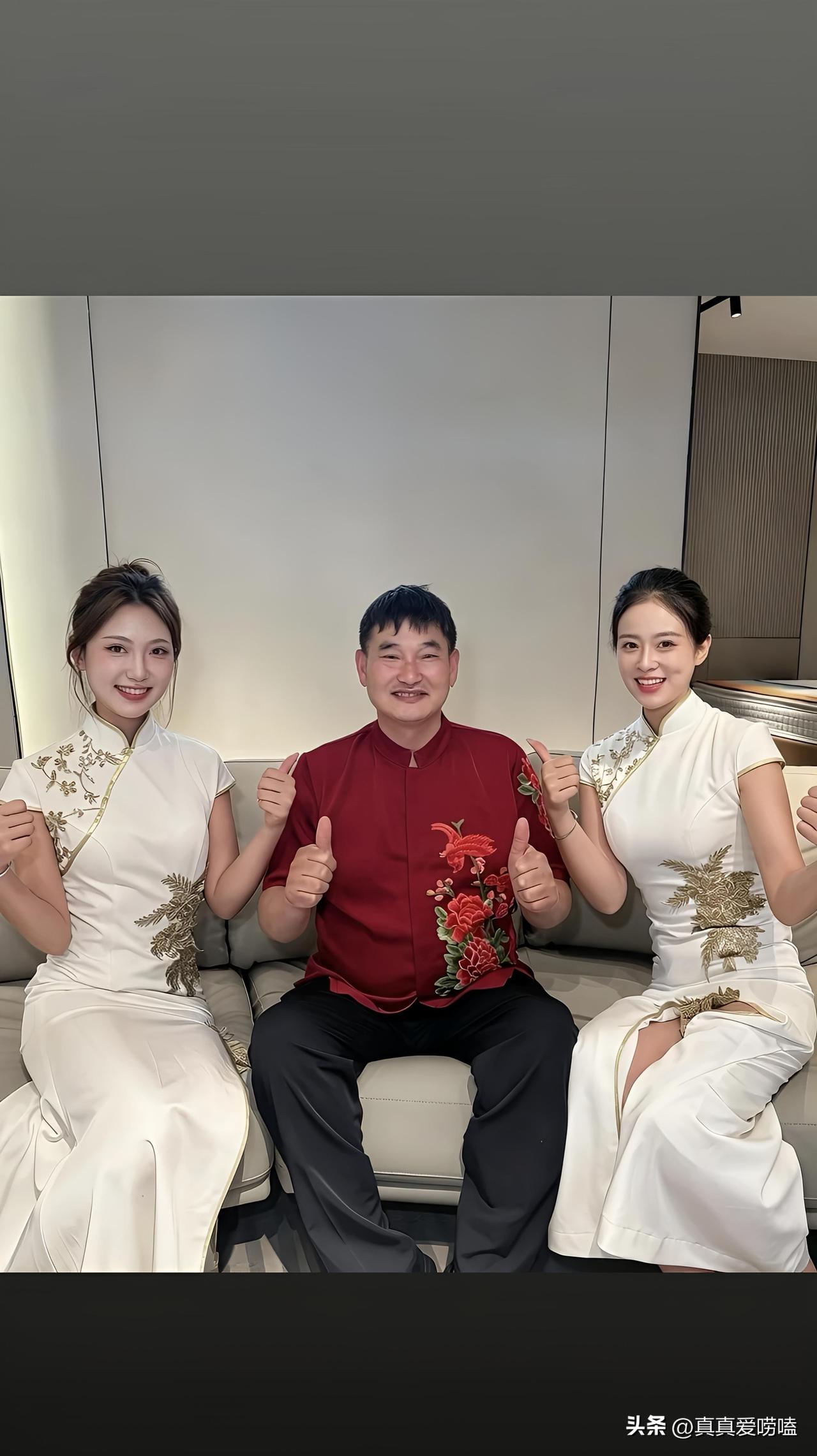 大衣哥最近太火了，和他合影都需要排队