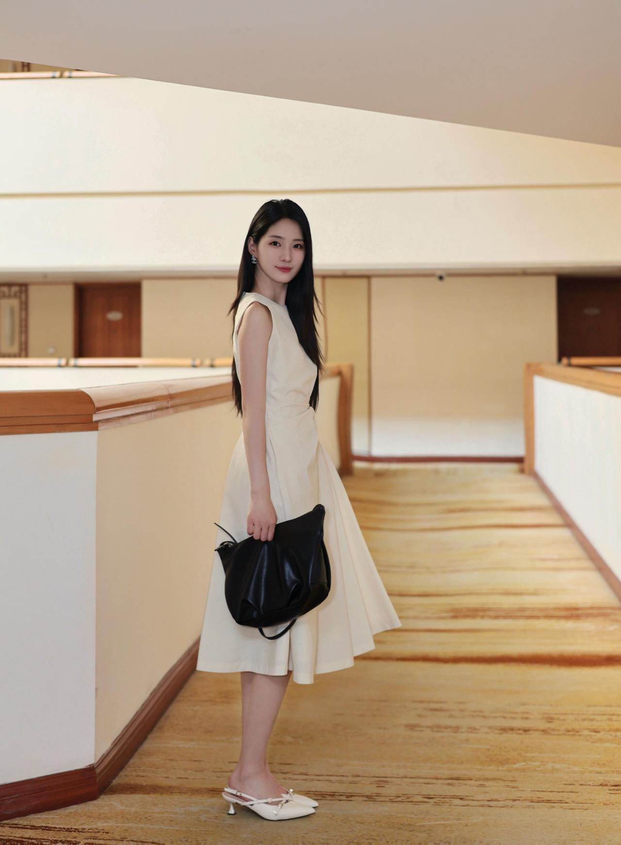 美到骨子里的女人，是什么样子的暖黄石材衬一身浅白，利落剪裁弱化多余修饰，不张扬的