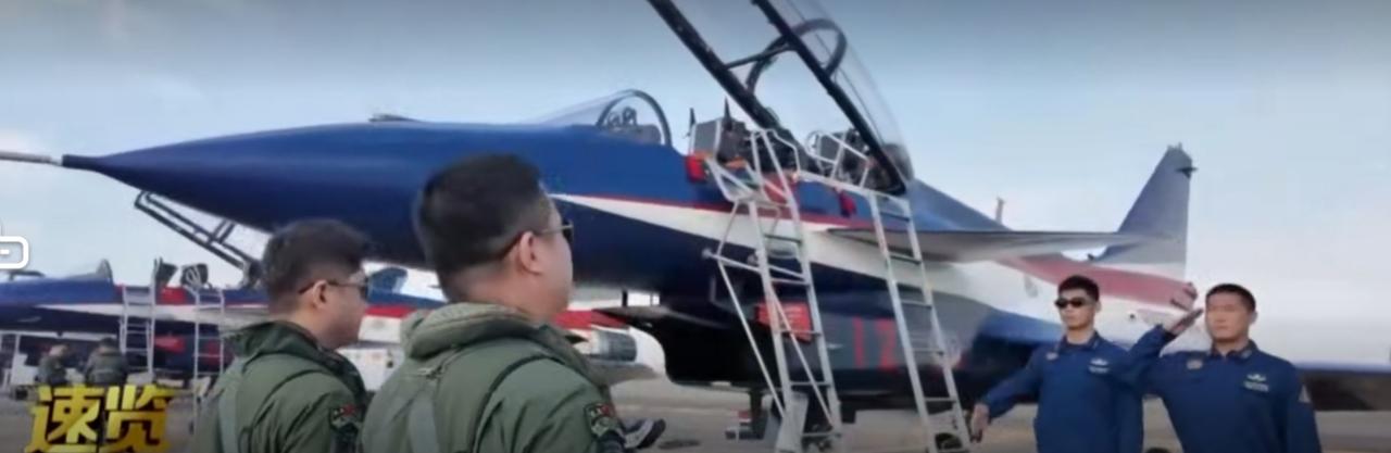 中国空军八一飞行表演队驾着歼-10C战机，在新加坡完成了精彩首秀。蓝白红相间的战