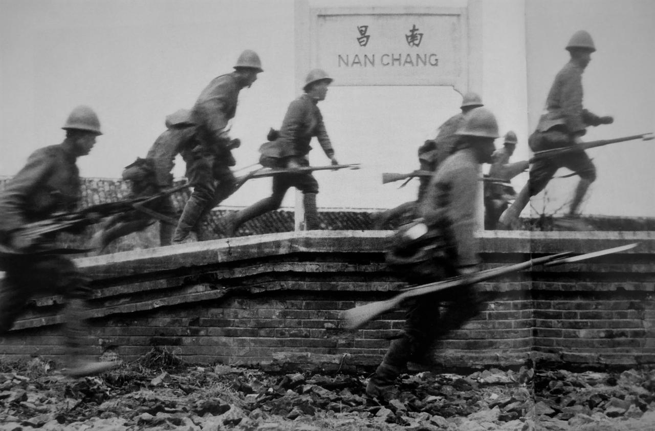 1939 年，南昌会战，日军在炮火掩护下中向南昌市区发起进攻。
南昌会战（193