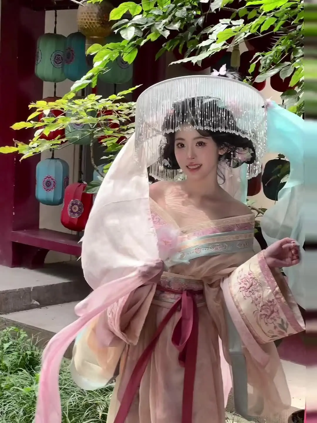 “谁懂帏帽汉服的氛围感啊！”  帏帽花神