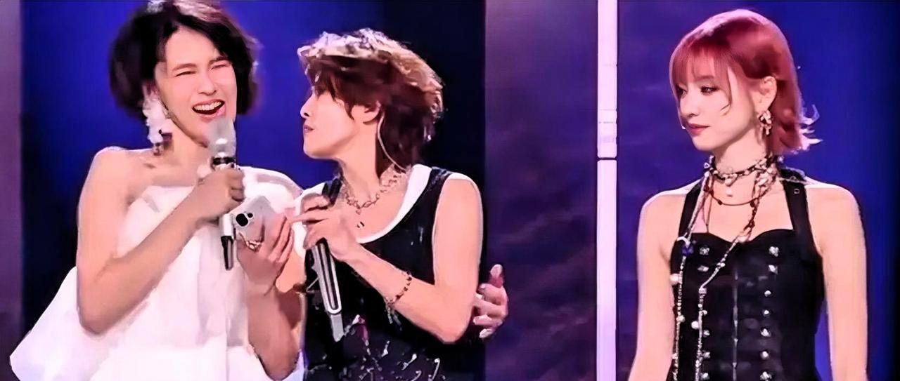 冬奥赛场背手套圈全世界的王濛，排练时突然蹦出一句：“宣你哦”。

东北腔的“喜欢