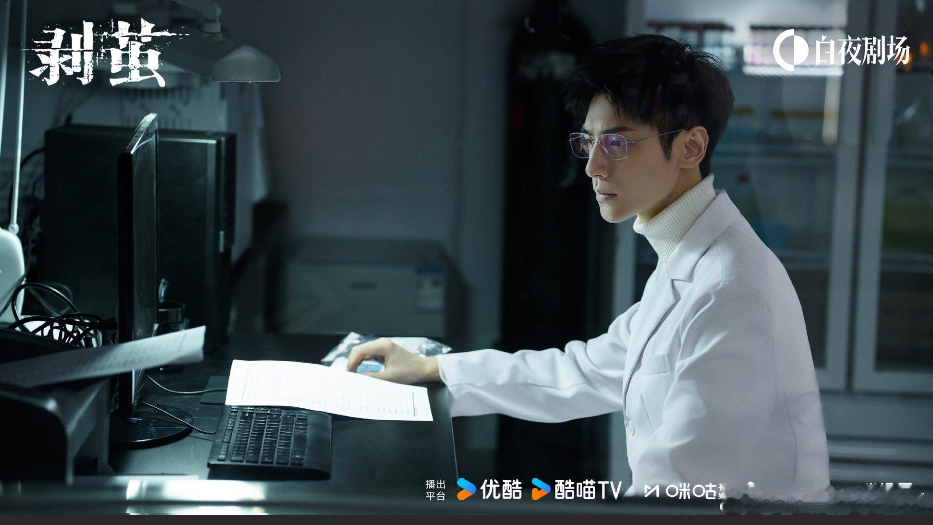 黑衣白衣都是罗云熙的战衣黑白高领在他身上真就两种人生。白色是智性恋天花板，黑色是