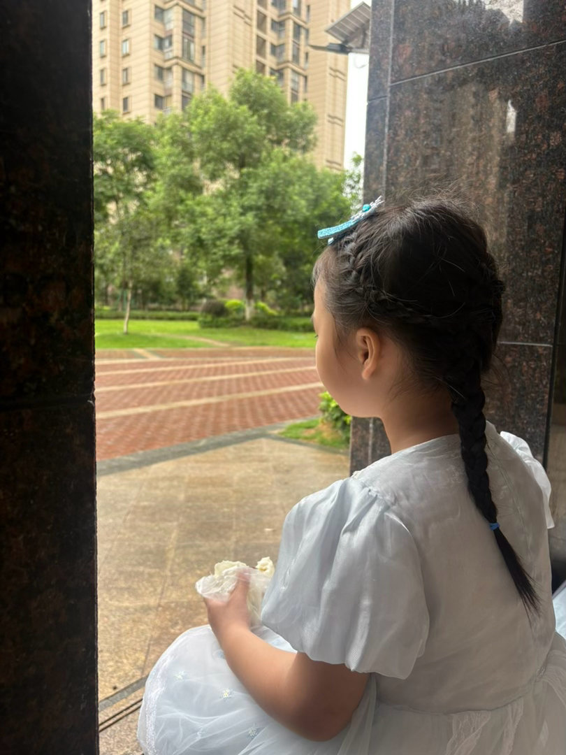 下雨天没办法户外搬个小凳子在一楼看树看行人听鸟叫声 