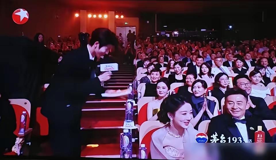 白玉兰为什么是这么排位置的？

杨紫第一排，杨幂第二排，吴越第三排，孙俪第四排，