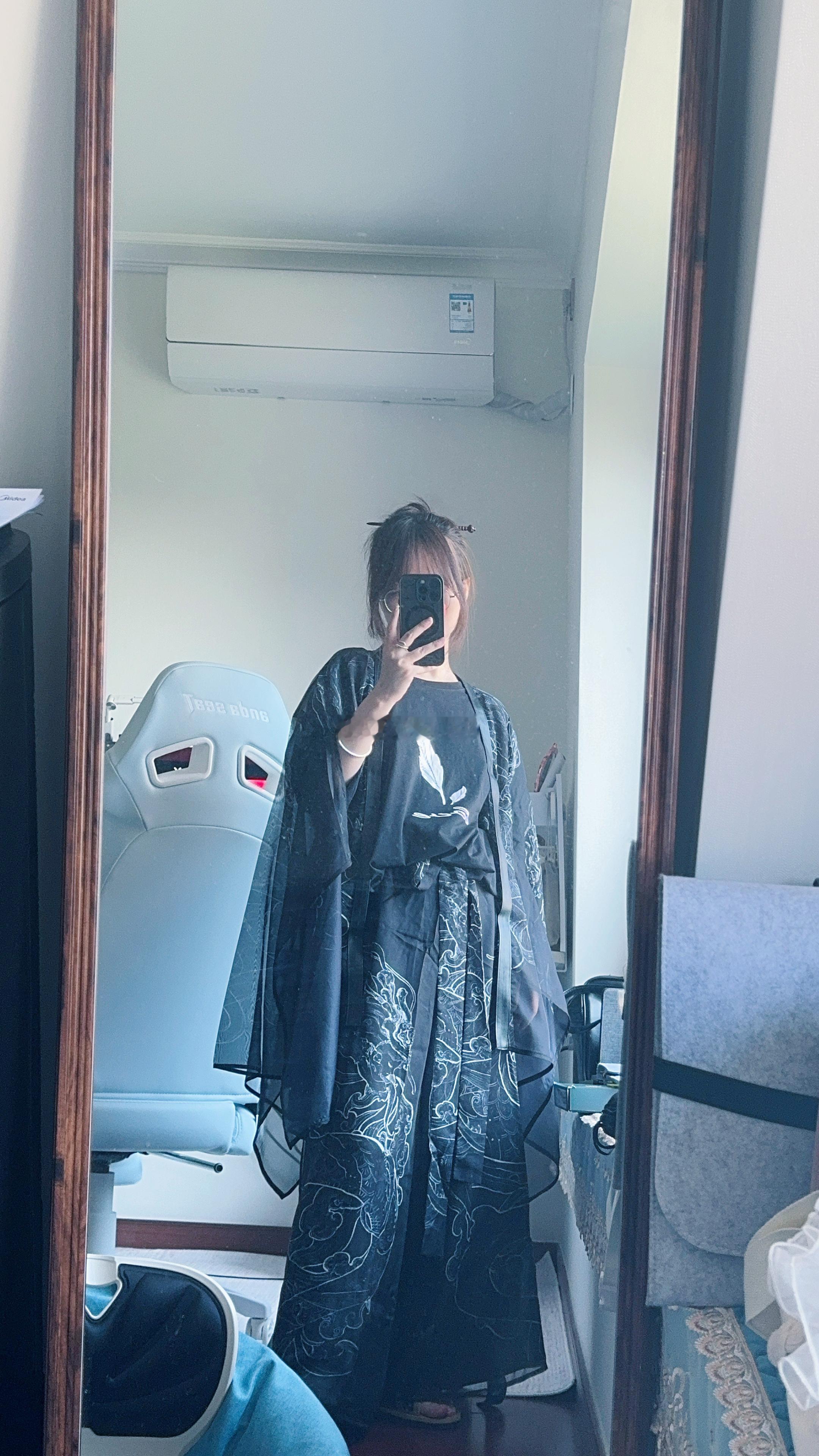 我又翻出来一件以前买的裤子外披[揣手]这风格我搁现在我想都不敢想去买，，， ​​