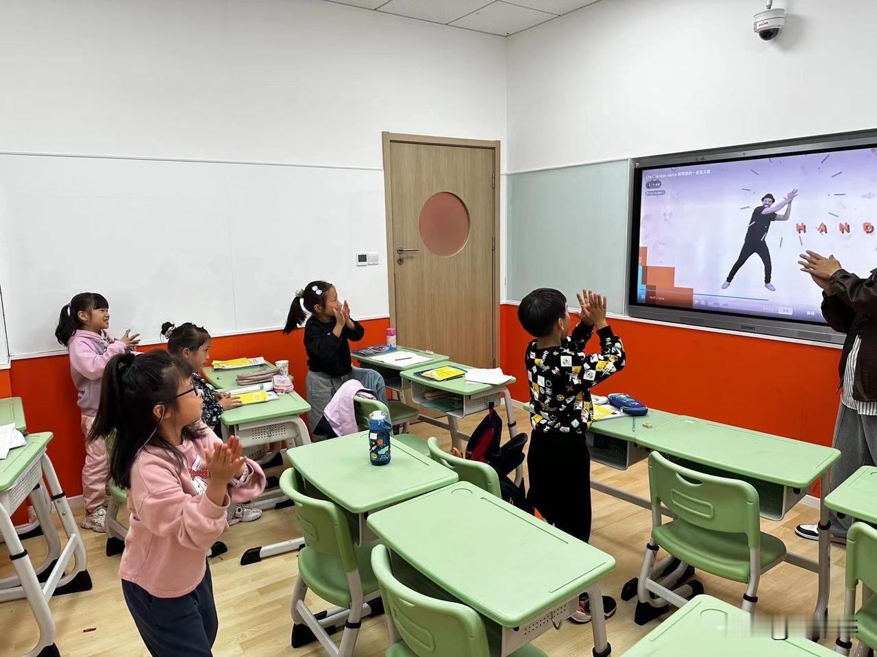 如今的孩子学习压力实在太大！中午放学有作业要做，晚上还得熬夜完成功课。到了双休日