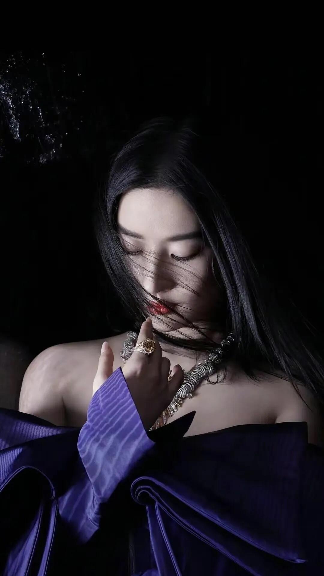 上联：几许深情成旧梦
下联：几多离恨寄瑶琴。