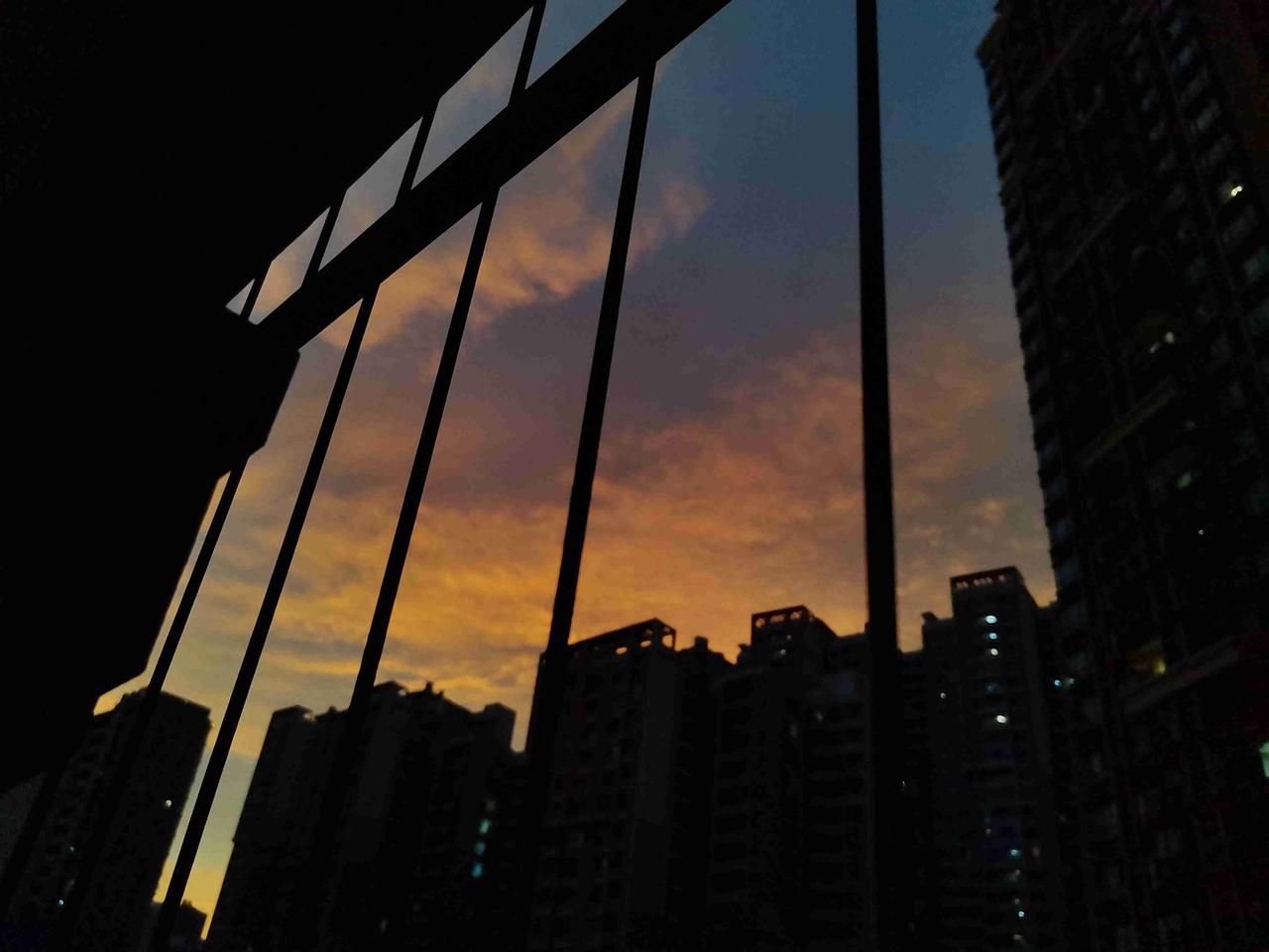 马上就高考了，看天气预报说这几天都有雨，这不，下午的时候，又是乌云密布，又是闪电