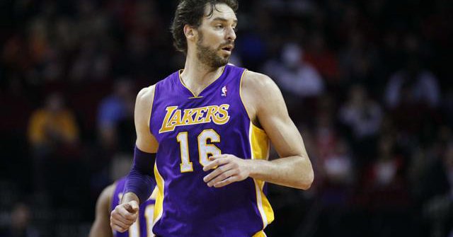 湖人队史今日：加索尔双20力克雄鹿