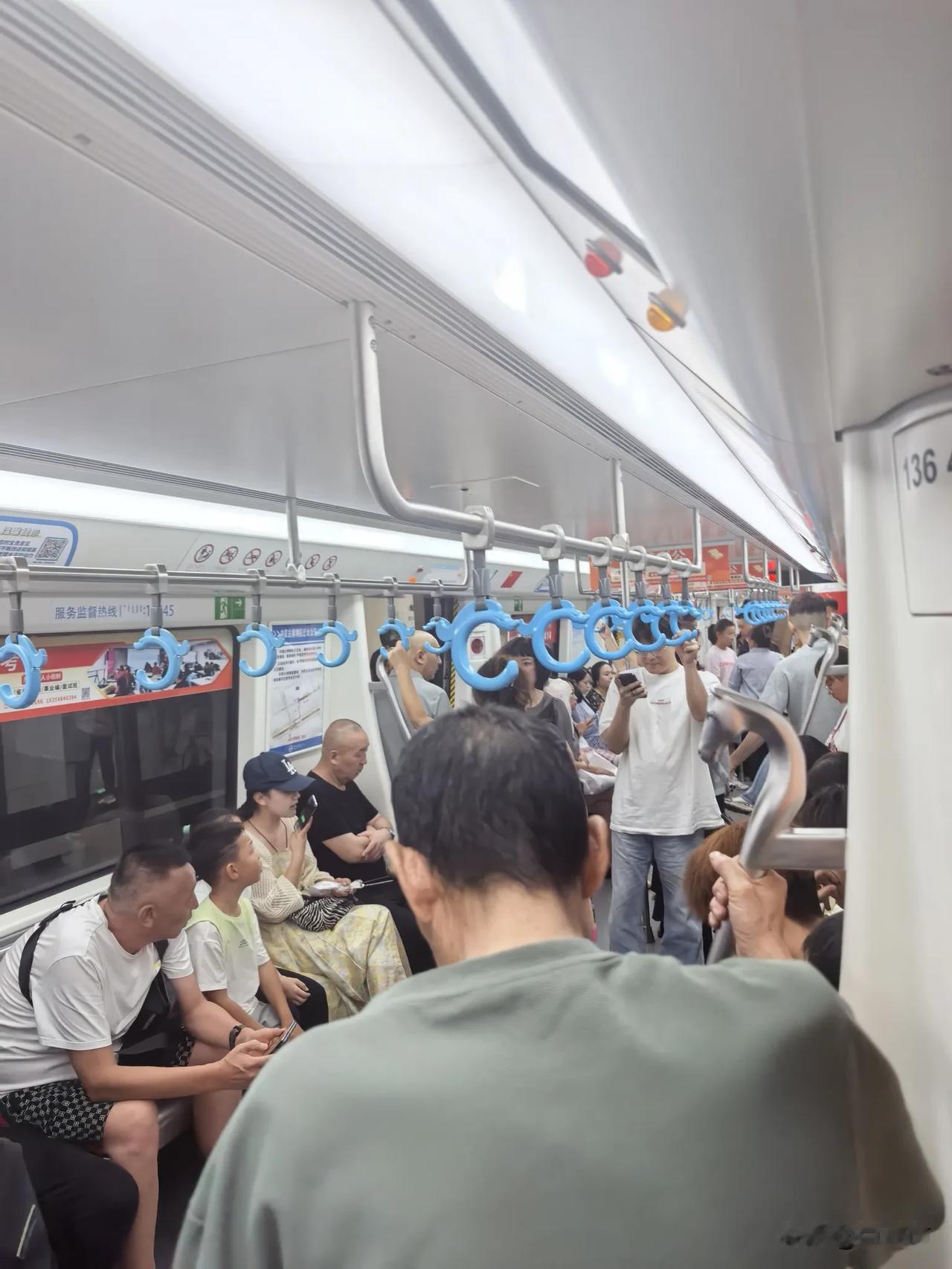 这是周四晚上10点12分的呼和浩特地铁新华广场站的景象，而且是往塔利东站方向的车
