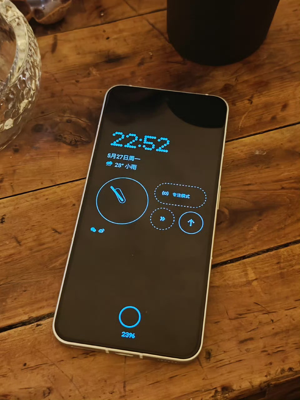 早啊 之前刷到过一款很貌美很特别的手机 叫nothingphone 网上资料不多