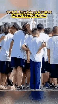 从此女孩成了男孩的白月光！

全程两个孩子都十分坦然，没有扭捏害羞，女孩动作干脆