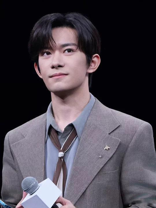 易烊千玺用衣服擦手机易烊千玺用胸肌擦手机易烊千玺用胸肌擦手机易烊千玺又带火一个古