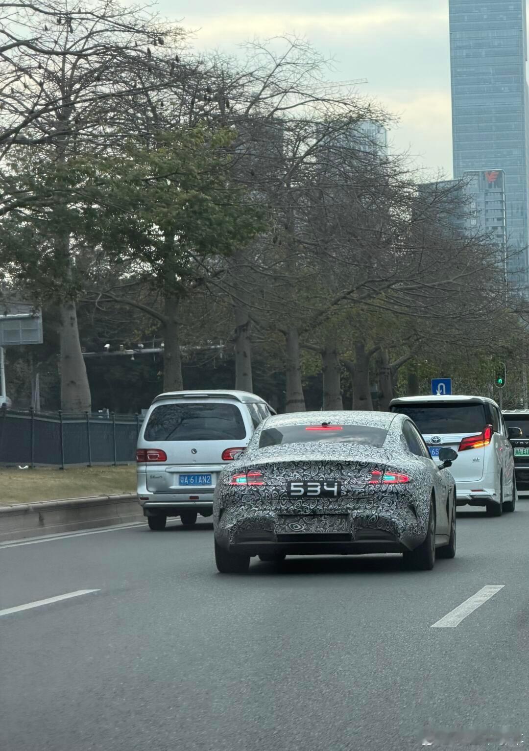 新款SU7的小蓝灯，看编号这么大，应该是刚加的小米汽车小米su7