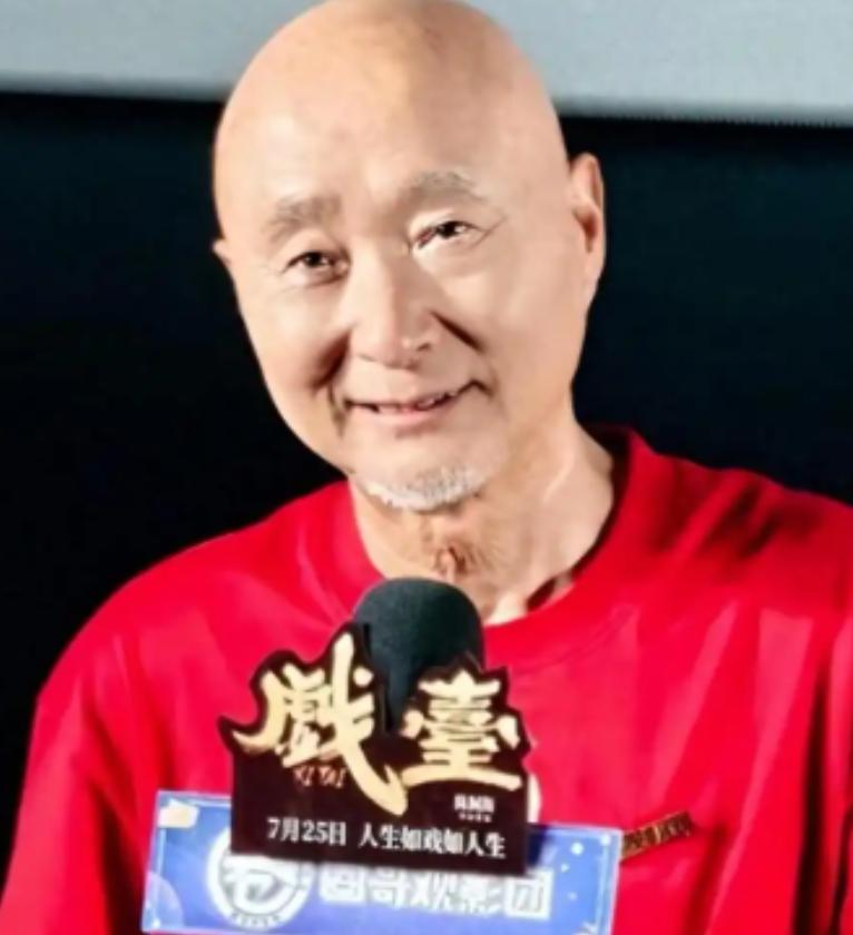 主持人好奇问陈佩斯：“你爱人为什么从不露面？”陈佩斯摆摆手笑称：“你们永远见不到
