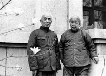 1964年，北大教授季羡林听说妻子彭德华要来北京，连夜把家里的大床换成了单人床，