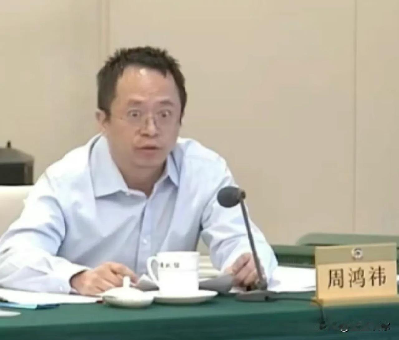 周鸿祎看上去感觉不怎么样，没有风度和大企业家的样子。在小马哥面前装得很卑微，面相