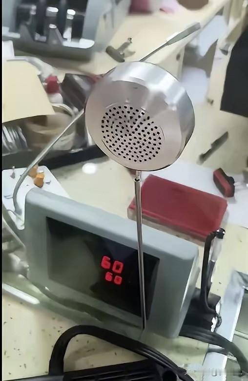 湖南娄底，一女子去银行取300元，点钞机几遍都显示60张。柜员递钱时，女子看到一